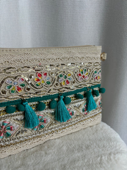 Pochette à pompon bleu Mila