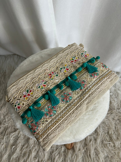 Pochette à pompon bleu Mila